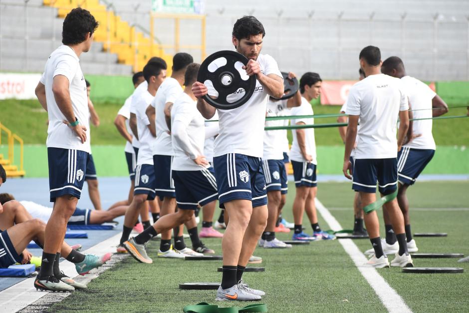 El defensa jalapaneco José Carlos Pinto en el trabajo físico de los cremas en su primer día de entrenamiento. (Foto: Rudy Martínez / Nuestro Diario)