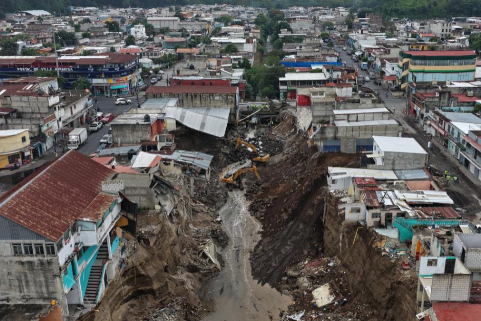 El Insivumeh realiza estudios técnicos en Villa Hermosa a raíz del colapso de viviendas por socavación y el riesgo latente en el puente del sector. (Foto: CIV)