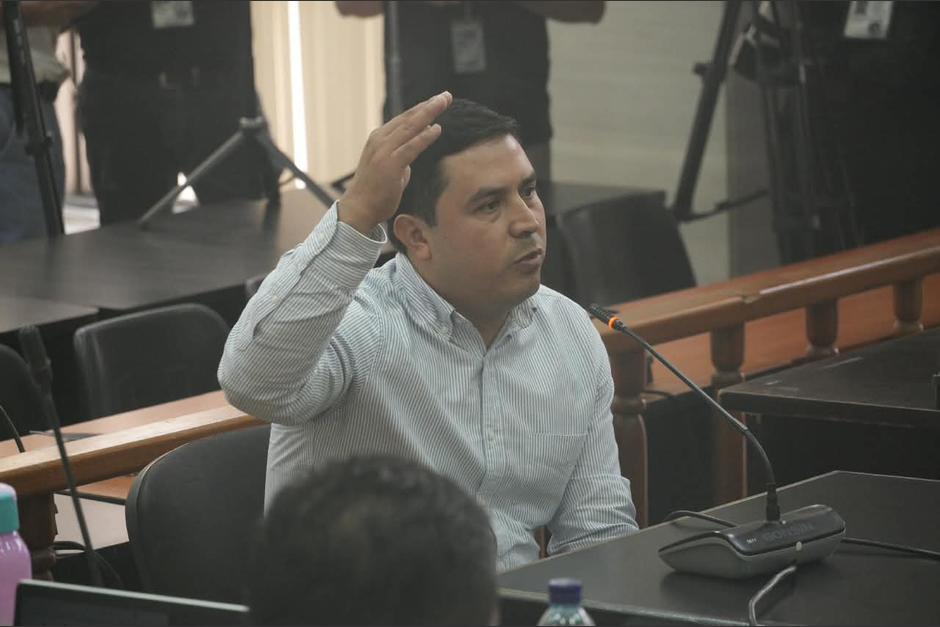 El agente Mauricio Contreras narra la forma en que el subinspector Edy Vásquez Rosales abandonó la escena de los hechos abordo de una ambulancia. (Foto: Wilder López/Soy502)