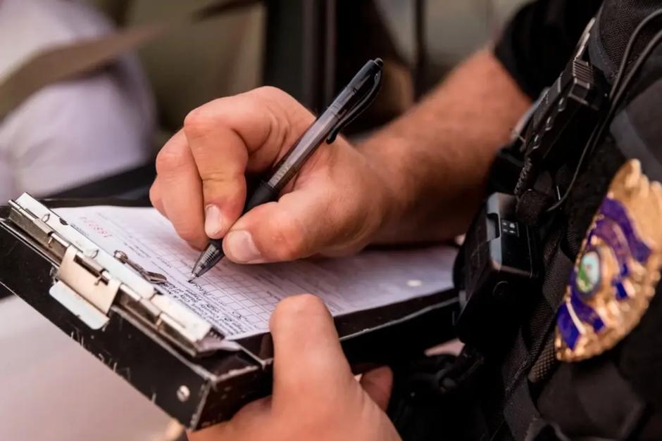 La multa se realizó debido a que conducía con las placas tapadas. (Foto ilustrativa: Homewood Police Department)