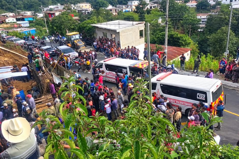 Una de las personas soterradas logró ser rescatada y trasladada a un hospital. (Foto: CVB)