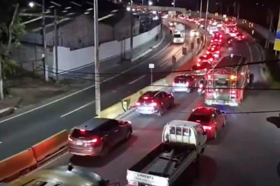 Varios vehículos pesados averiados complican el tránsito hacia la ciudad. (Foto: PMT Villa Nueva)