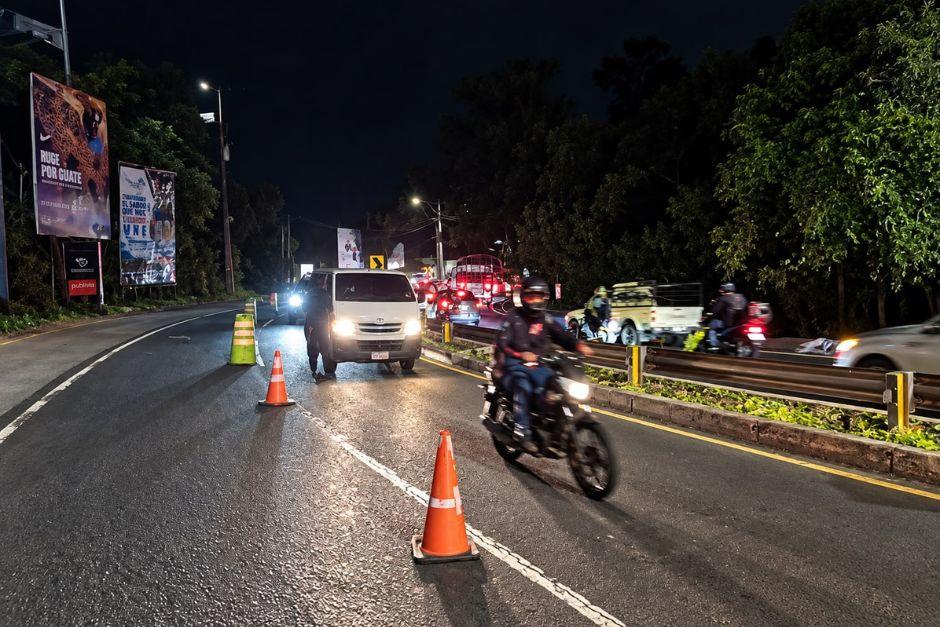 Un camión cayó en el área donde se registró el hundimiento. (Imagen: Transito Mixco) 