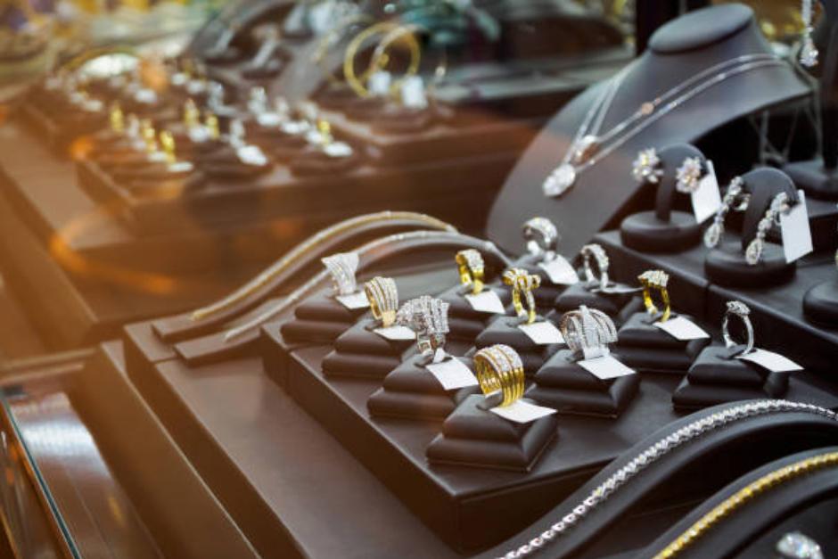 Tres personas ingresaron a la joyería y rompieron las vitrinas para realizar el robo. (Foto ilustrativa: iStock)