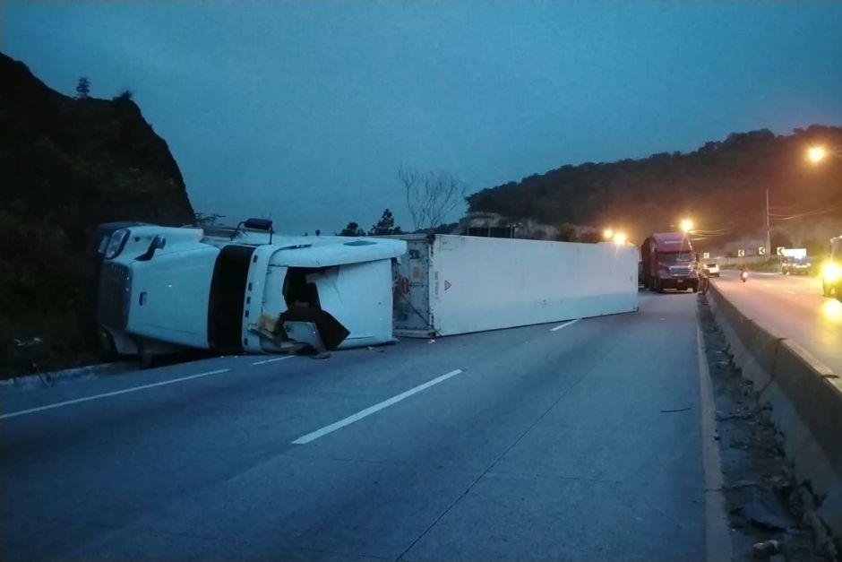 Un cabezal volcó en el kilómetro 21 de la ruta al Atlántico. (Foto: PMT Guatemala) 