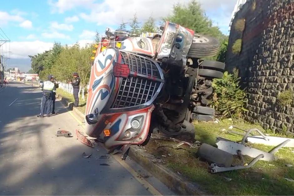 Un bus cayó desde la parte alta del paso a desnivel Las Rosas, Quetzaltenango. (Foto: Bomberos Voluntarios) 