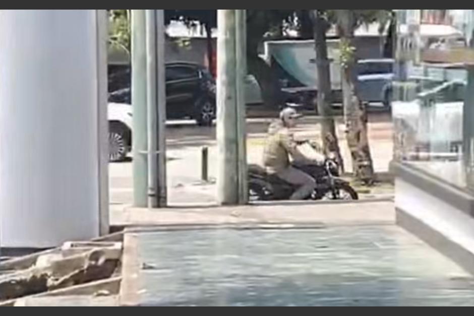 El motorista recibió una multa de Q500. (Foto: captura de video)