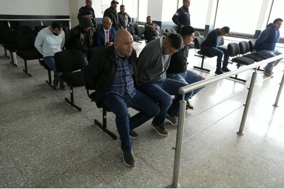 A puerta cerrada, por reserva judicial, se desarrolla la audiencia contra 4 agentes de la PNC y 4 civiles señalados de participar en la sustracción y venta de municiones a pandillas. (Foto: Wilder López/Soy502)