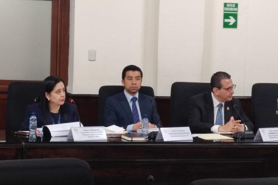 El fiscal general Gabriel García Luna (extremo derecho) acudió con su equipo de trabajo ante la Comisión de Finanzas del Congreso. (Foto: Rebeca M. González/Soy502)