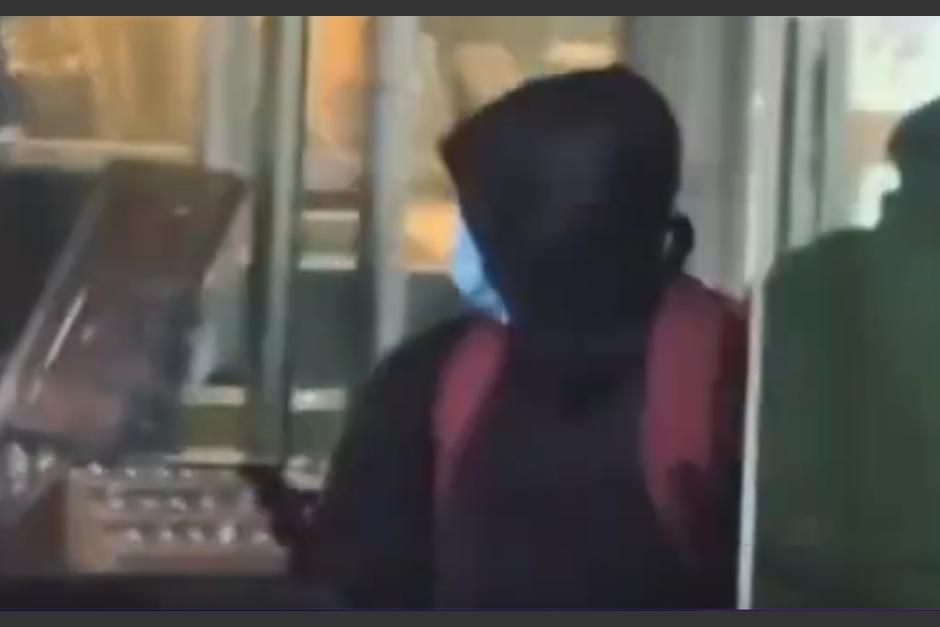 Los delincuentes entraron con el rostro cubierto. (Foto: captura de video)