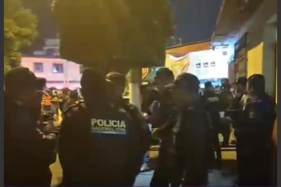 El conductor fue abordado por dos presuntos delincuentes. (Foto: captura de video)