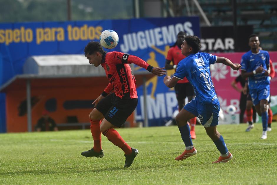 El balón le queda atrás a César Calderón ante la marca de Lester Ical. (Foto: Patrick Agustín / Nuestro Diario)