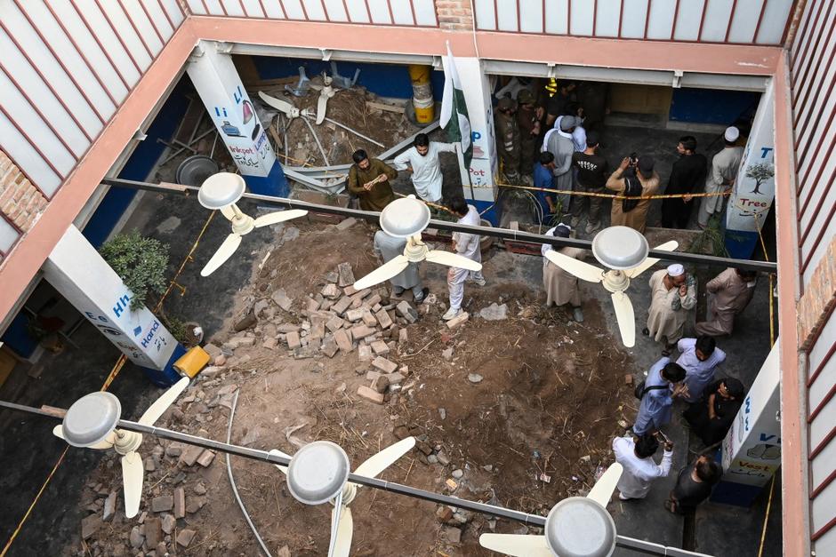 Las autoridades acudieron para tratar de ayudar a los estudiantes que quedaron atrapados bajo los escombros. (Foto: AFP)