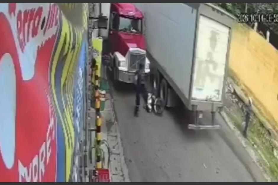 Los dos camiones impactaron en la vía. (Foto: captura de video)