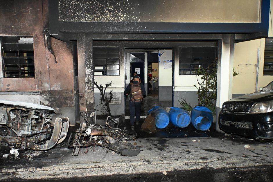 La estación policial presenta daños en sus ventanales y otras partes de la estructura. (Foto: Jose Luis Pos)