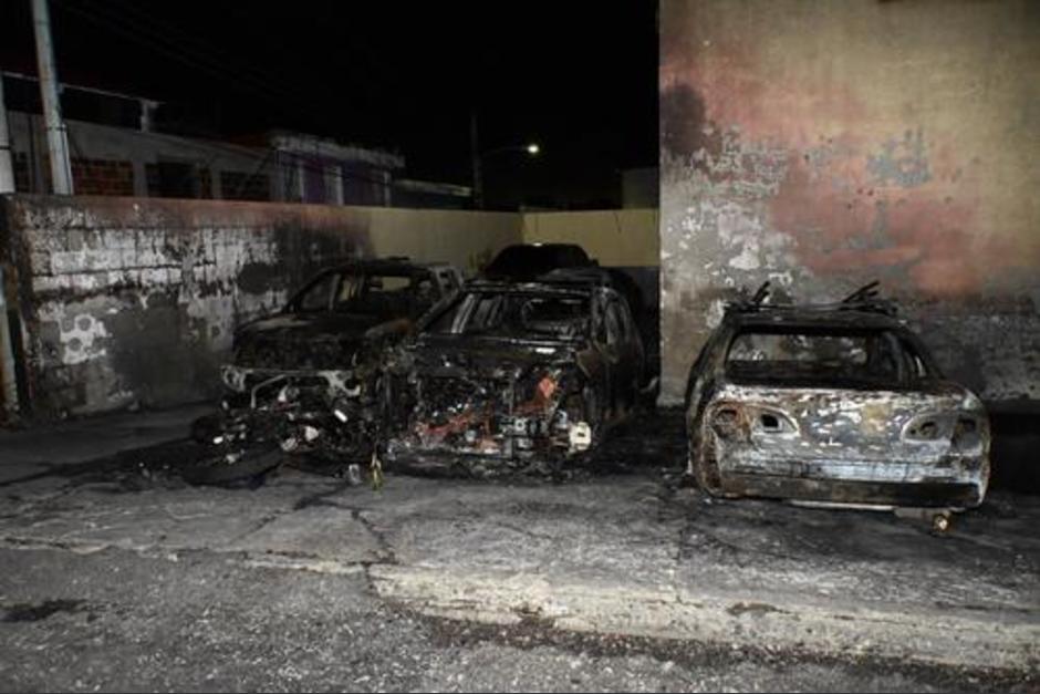 Durante los disturbios del pasado 14 de octubre en ciudad Peronía, jurisdicción de Villa Nueva fue incendiado un autopatrulla de la PNC y vehículos particulares que se encontraba a las afueras de la subestación policial. (Foto: Archivo/Soy502)