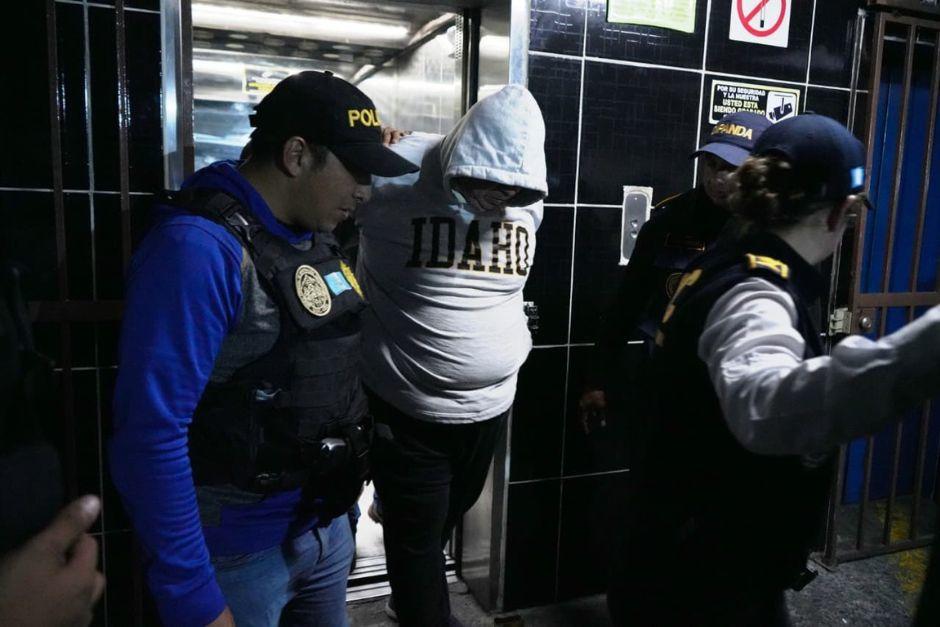 Tras haber sido llevado a Torre de Tribunales, Omar Nájera, acusado de agredir a una ascensorista, fue trasladado a las instalaciones de MAIMI, en la zona 7. (Foto: PNC/Soy502)