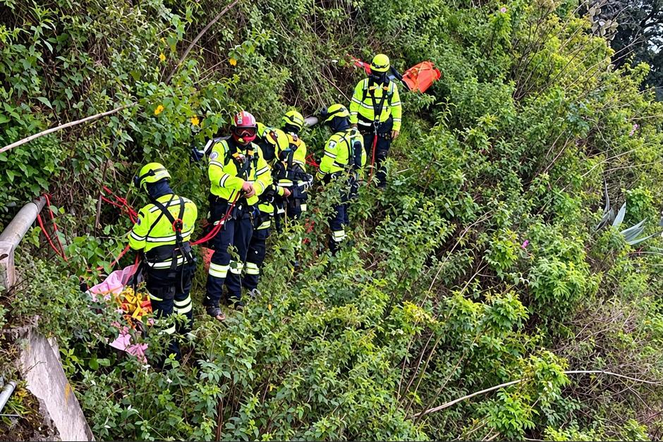 Cerca de 40 elementos participan en las labores de búsqueda y rescate. (Foto: Bomberos Municipales Totonicapán) 
