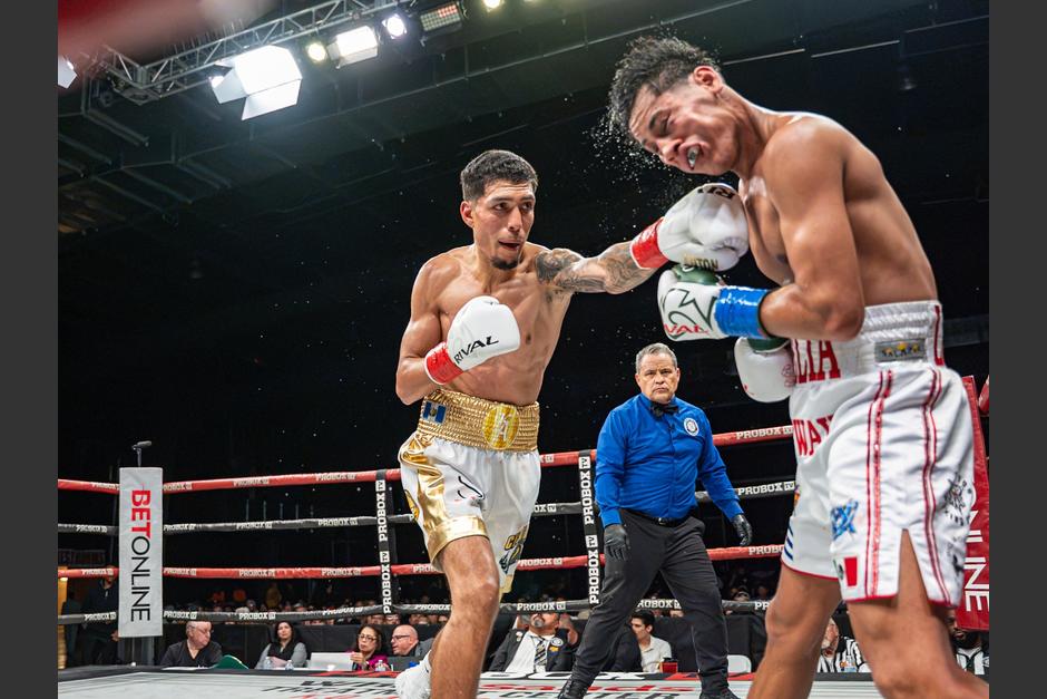 Anton (izq.) conectando un fuerte golpe a Rojas, esta noche de viernes en Phoenix, Arizona, en la pelea estelar de la velada. (Foto: Probox TV).