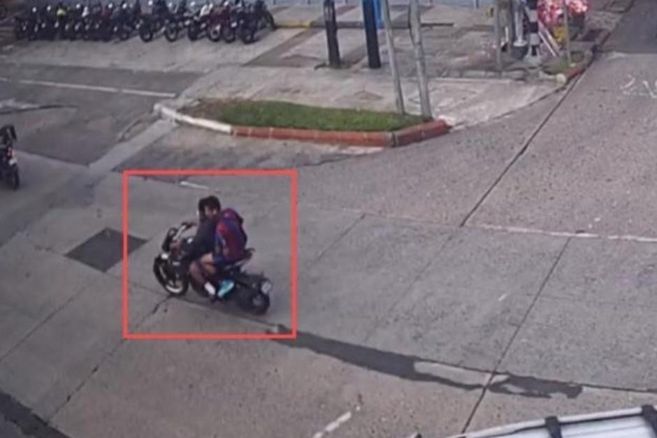 En las imágenes se puede ver a los sujetos que habrían salido huyendo tras atacar a Juan Francisco Solórzano Foppa. (Foto: redes sociales)
