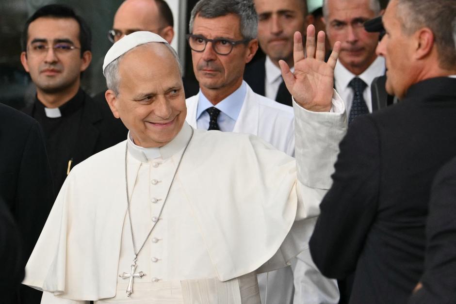 El papa León XIV saluda a decenas de personas que presenciaron su salida del hospital este sábado. (Foto: AFP)