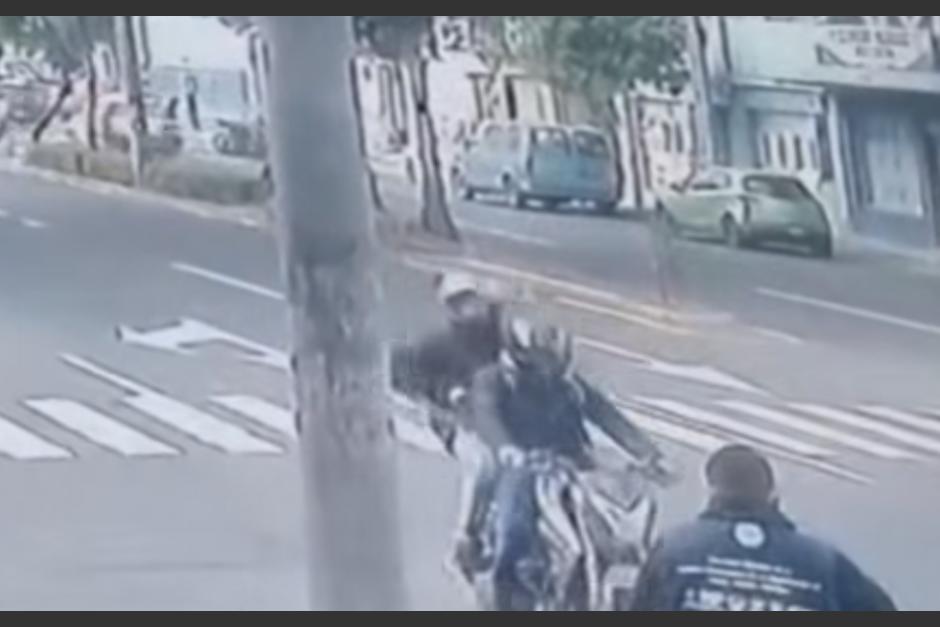 Cámaras de vigilancia captan el momento en que una persona es despojada de su teléfono celular. (Foto: Captura de pantalla/Soy502)