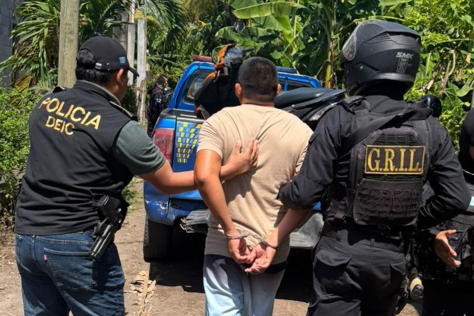 El hombre tenía dos ordenes de captura. (Foto vía: Policía Nacional Civil)