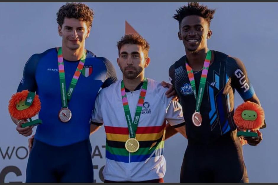Faberson Bonilla (a la derecha), posa con orgullo en el podio de triunfadores, luego de haber ganado la medalla de bronce para Guatemala en el Mundial de Patinaje 2026. (Foto: Skate Italia)