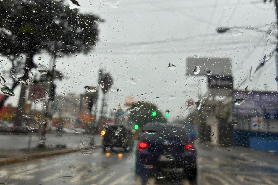 Las autoridades piden a los conductores desplazarse con precaución debido al asfalto mojado. (Foto: Fredy Hernández/Soy502)