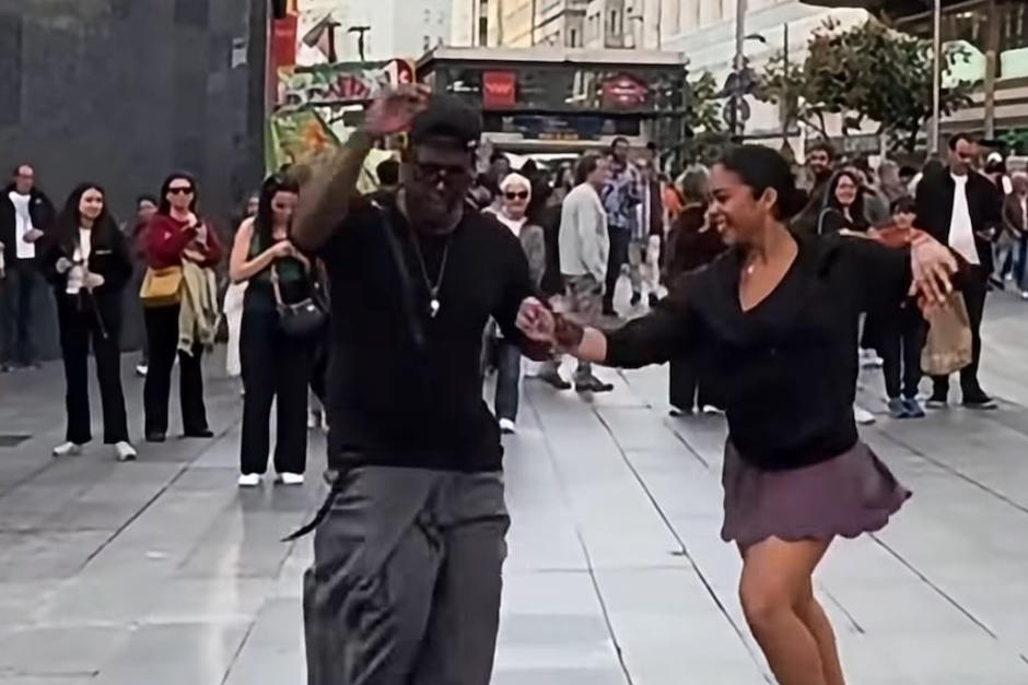 Una guatemalteca, destaca por sus pasos de salsa en las calles de Madrid. (Foto: Redes Sociales)