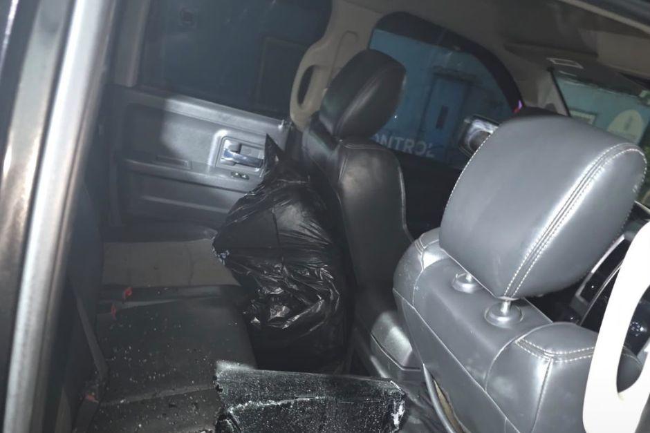 Tras una inspección los agentes localizaron varios paquetes con droga dentro del vehículo. (Foto: PNC) 