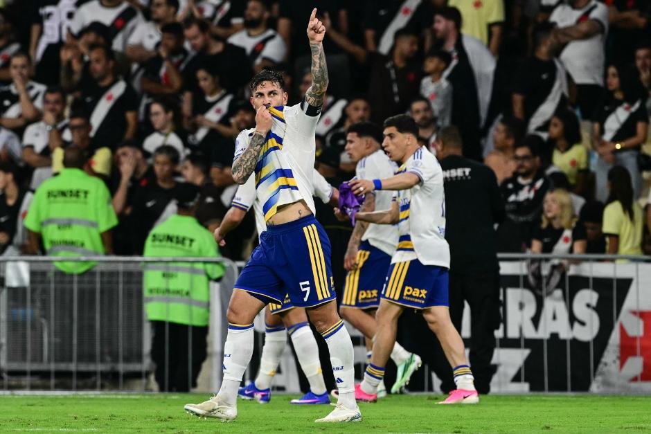 El campeón del mundo argentino se besó el escudo de Boca tras firmar el gol del triunfo. (Foto: AFP)