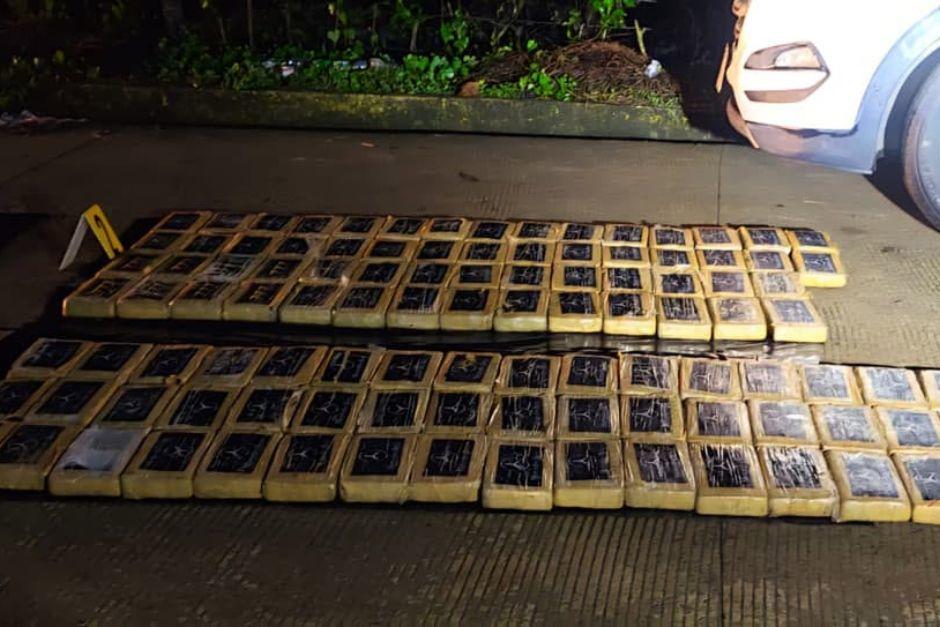 Más de 150 paquetes con droga fueron hallados en el interior de una camioneta. (Foto: PNC)