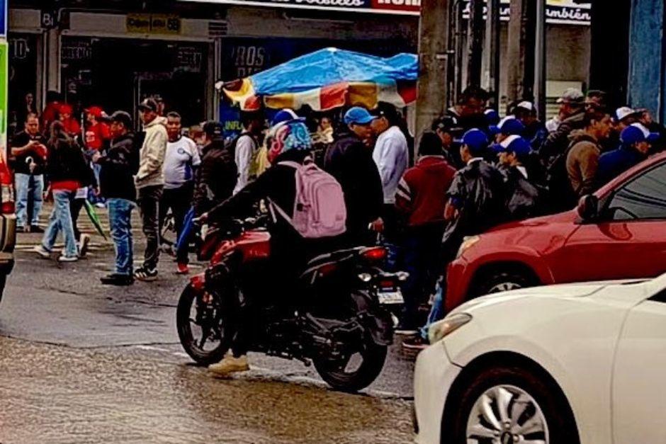 Los manifestantes avanzan con dirección hacia el Centro Histórico. (Foto vía: Amílcar Montejo)