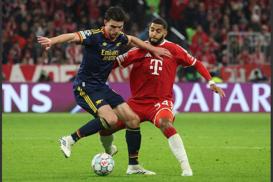 Declan Rice, anotador del 2-2 definitivo, domina el balón ante la marca de Ismael Saibari. (Foto: AFP)
