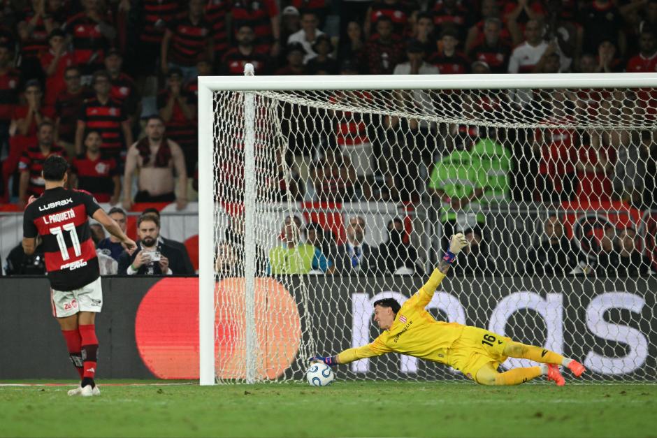 Fernando Muslera le detiene el penal a Lucas Paqueta. (Foto: AFP)