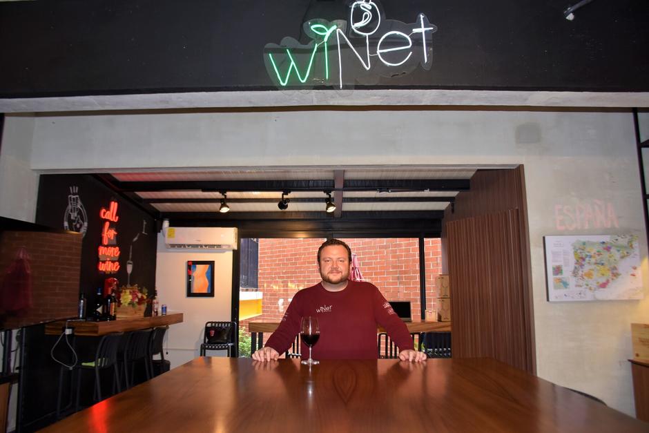 Otto Iván Salguero se ha consolidado en el mundo de los vinos con Winet, comercio ubicado en la Vía 6, 7-72, zona 4, local 106. (Foto: Daniel Dávila)
