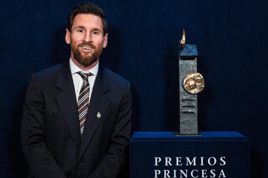 Messi posó con la escultura que otorgan los Premios Princesa de Austurias. (Foto: Premios Princesa)