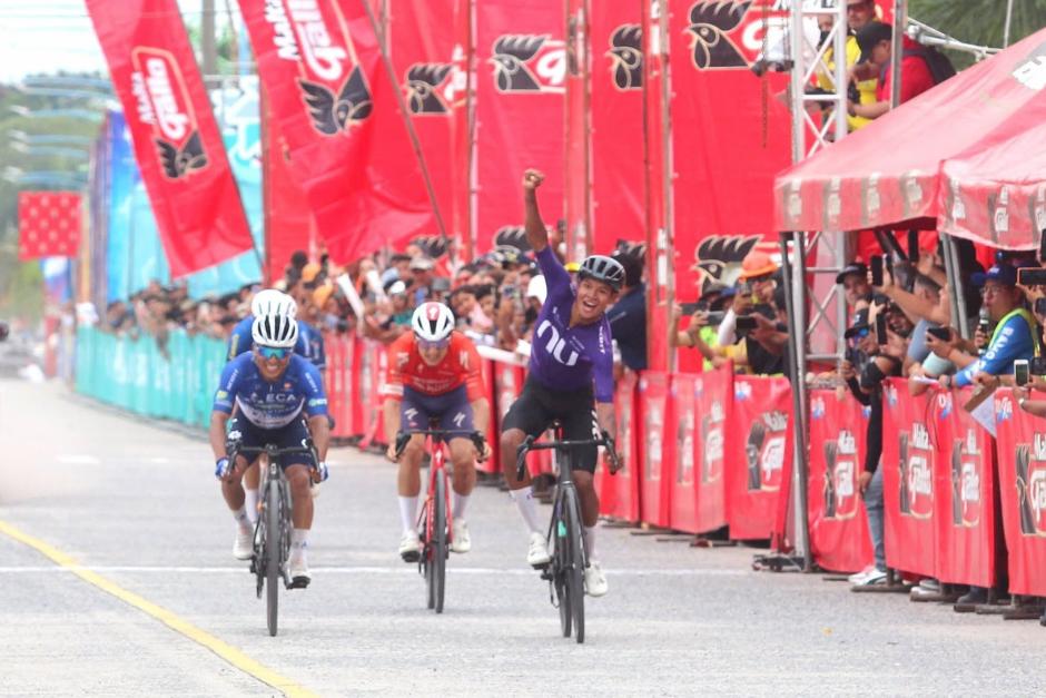 Johan Rubio cruza la meta y alza el brazo en señal de triunfo. (Foto: Federación de Ciclismo)