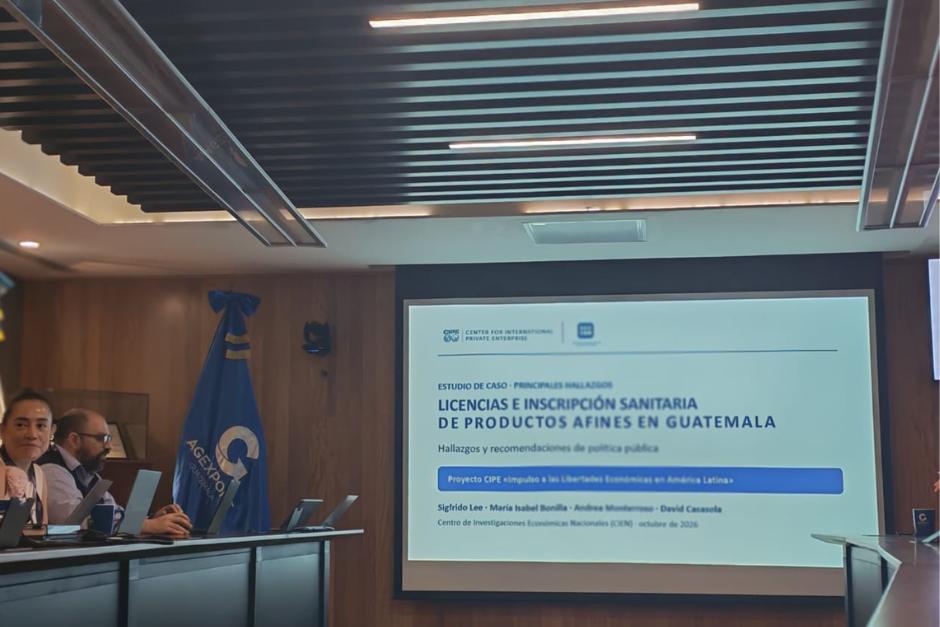 Presentación del estudio de caso sobre licencias e inscripción sanitaria de productos afines en Guatemala, elaborado por el CIEN en octubre de 2026. (Foto: Centro de Investigaciones Económicas Nacionales)