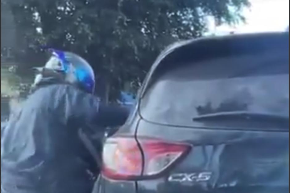 El conductor fue sorprendido por dos hombres a bordo de una motocicleta. (Foto: captura de video)