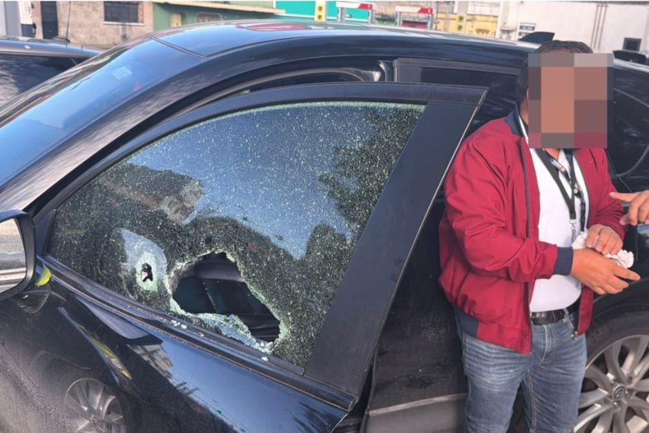 El vehículo fue atacado con arma de fuego. (Foto: Bomberos Municipales) 