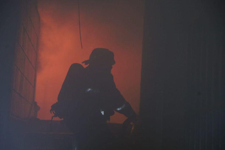 El incendio se registra en un edificio abandonado del Centro Histórico, en la zona 1. (Foto: Bomberos Voluntarios)