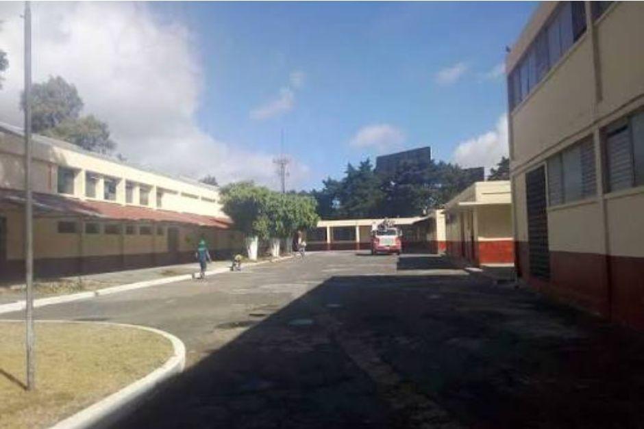 Padres de familia reportaron la presencia de varias patrullas alrededor del establecimiento. (Foto: Fischmann) 