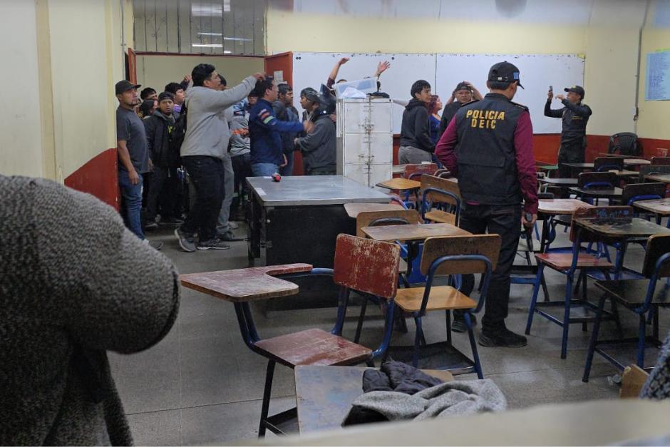Padres ingresaron al establecimiento para retirar a los menores del establecimiento. (Foto: José Luis Pos)
