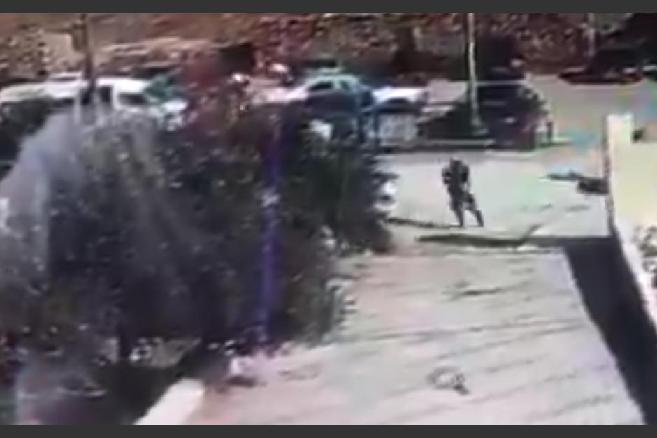 Un grupo de hombres armados sorprendió durante un funeral. (Foto: captura de video)
