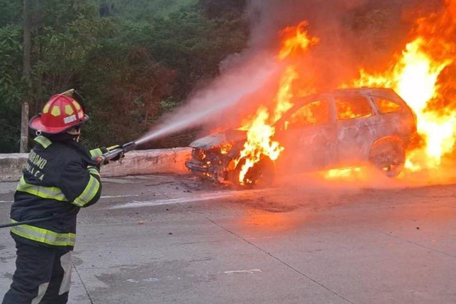Los cuerpos de socorro trabajaron en el lugar para mitigar las llamas. (Foto vía: Bomberos Municipales Departamentales)
