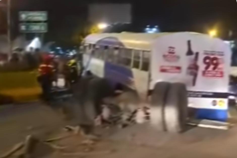 El bus quedó obstaculizando el paso en la calzada José Milla. (Foto: Captura de video)