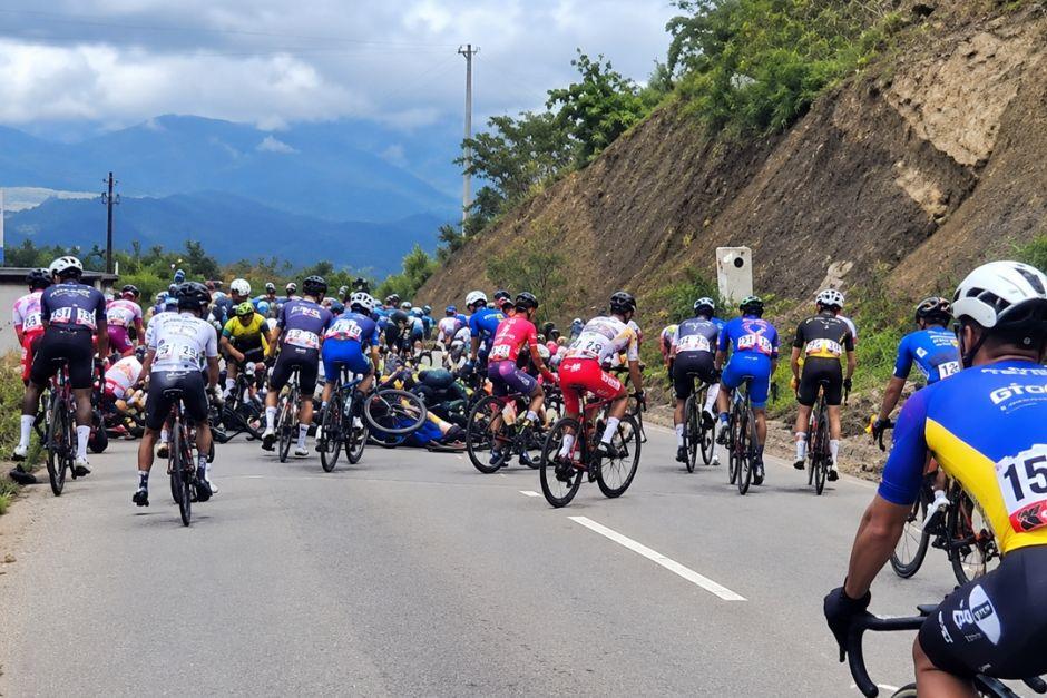 Los ciclistas cayeron y resultaron lesionados. (Foto vía: captura de video)