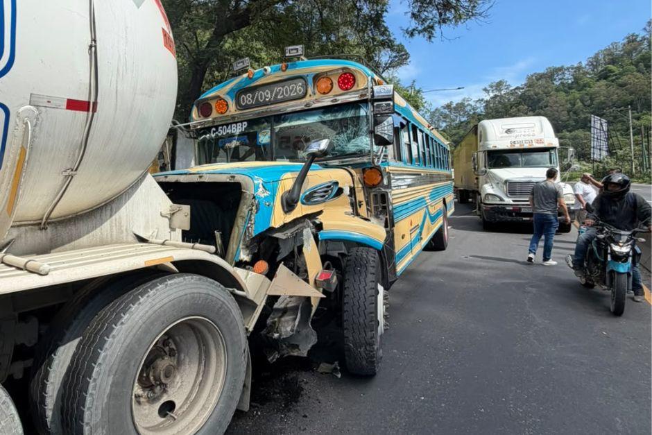 Una múltiple colisión dejó varias personas heridas en ruta al Pacífico. (Foto: CVB)